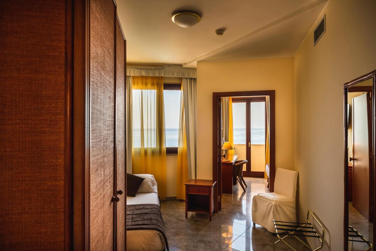 Apulia Hotel Taranto Ara Solis Lido Azzurro Exterior photo